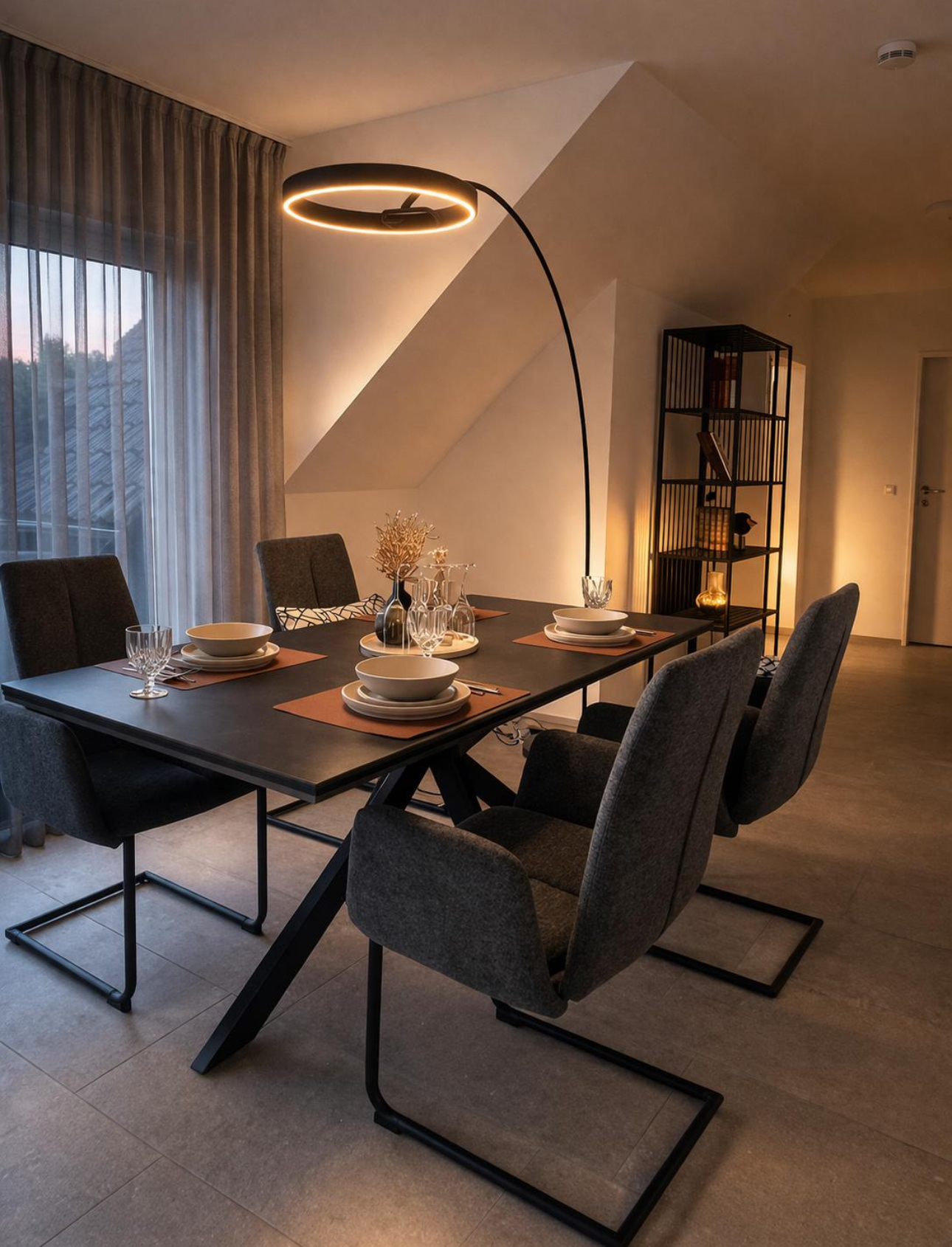 Elegant gedeckter Essbereich mit Bogenleuchte in warmem Licht